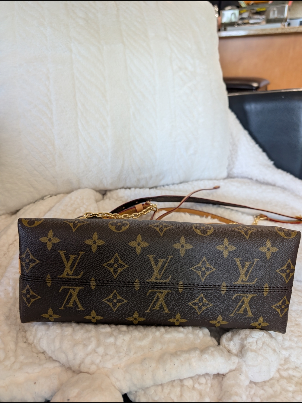 Louis Vuitton CarryAll BB - Picture 11 of 16